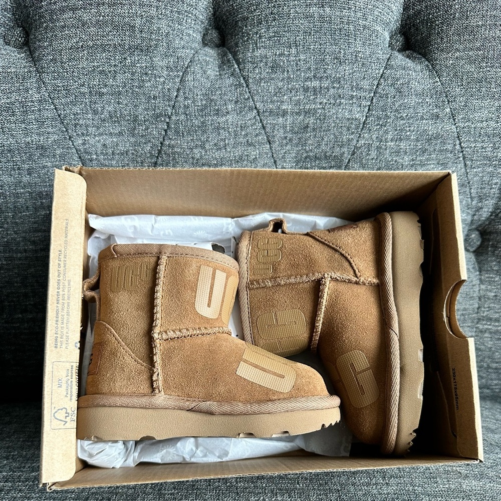 UGG Kids Mini Classic Scatter Bootie size 6